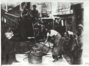 ภาพโปสการ์ด รูปคนตำข้าวที่ปากลัด จ.สมุทรปราการ จากหนังสือ Postcards of old Siam โดย Bonnie Davis 
